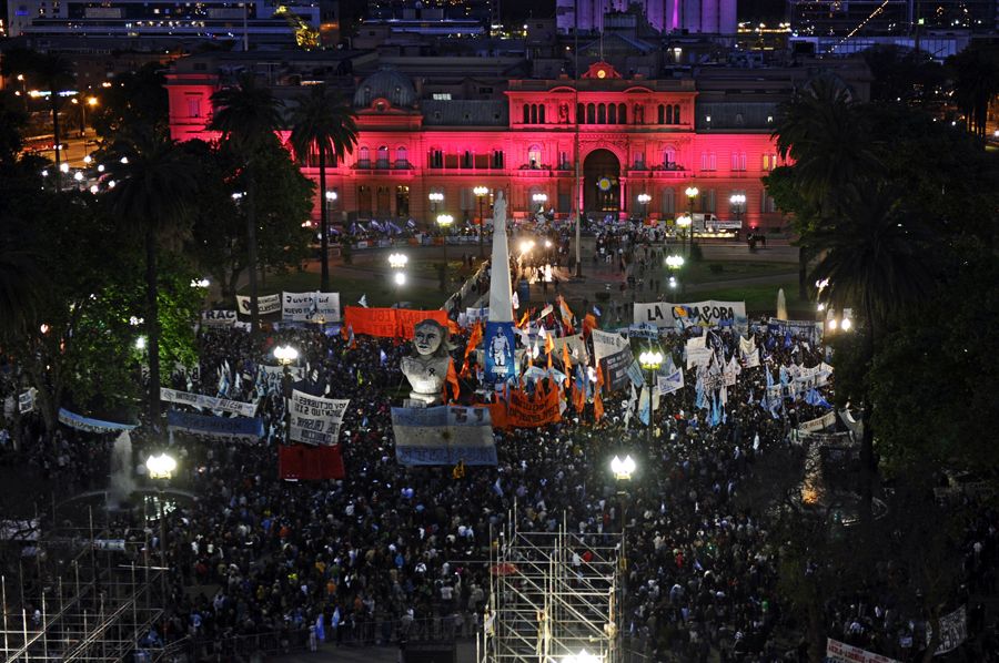 Um grande público se dirigiu à Plaza de Mayo para o velório de Kirchner