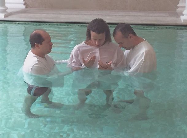 Pastor Nelson Neto Junior (D) realizou o batismo de David Luiz em Paris - Reprodução/Instagram