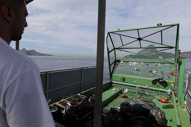 Barco coletor de lixo trabalha na Baía de Guanabara