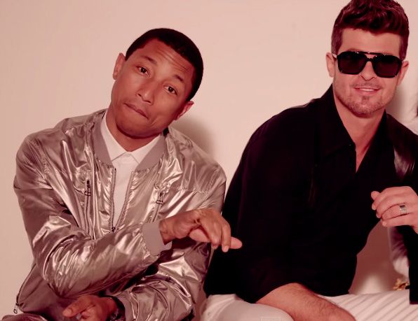 Pharrell Williams e Robin Thicke em clipe de Blurred Lines