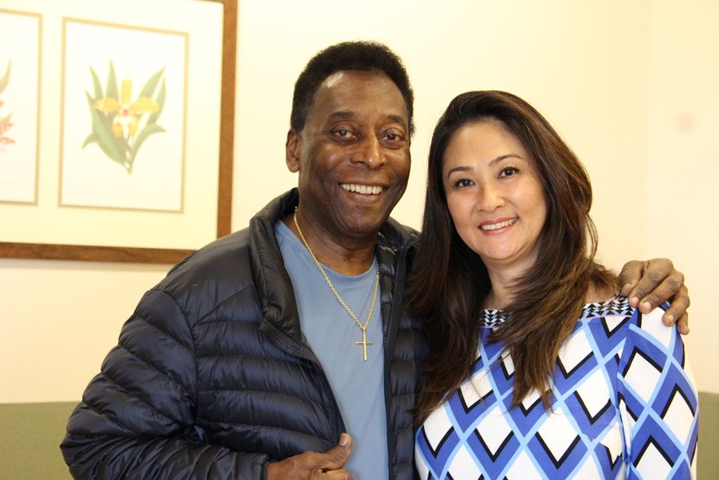 Após alta, Pelé divulgou imagem ao lado da esposa Márcia Cibele Aoki - Divulgação