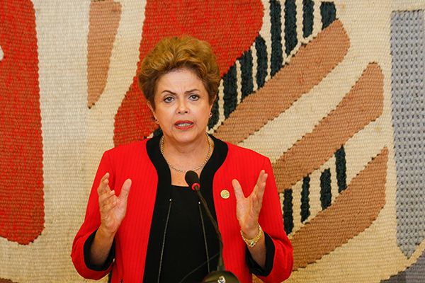 Dilma Rousseff deve vetar a extensão do reajuste do salário mínimo a todas as aposentadorias / Pedro Ladeira / Folhapress