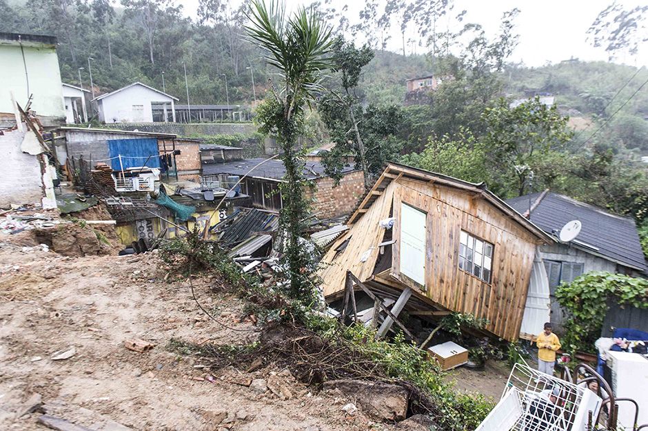 Casa destruída após deslizamento em Florianópolis (SC) / Frame/Folhapress