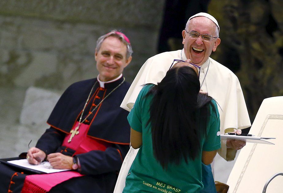 Brasileira se divertiu com o papa / Reuters/Tony Gentile