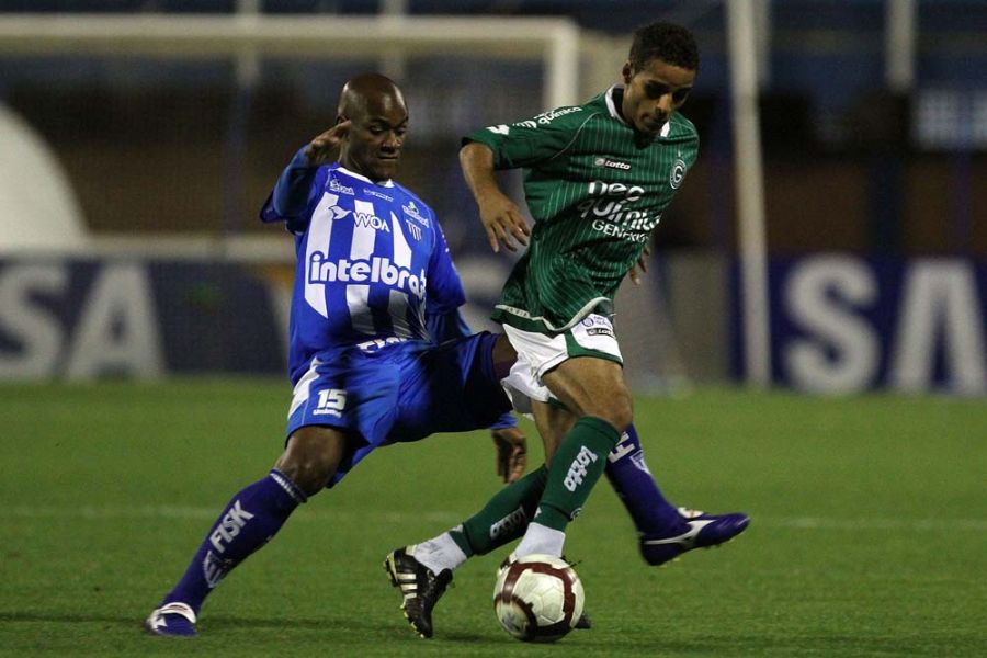 Goiás não tomou conhecimento da vantagem do empate do Avaí e avançou à semifinal da competição