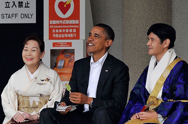 Obama toma sorvete em frente a uma estatua de Buda