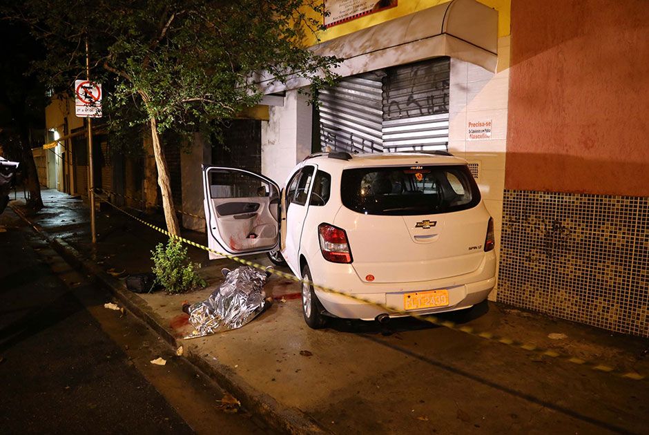 Carro ficou no local e o taxista permanece desaparecido / Edison Temoteo/Futura Press/Folhapress