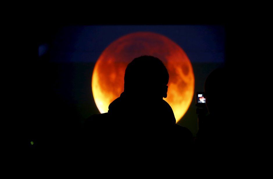 Na Polândia, o eclipse deixou a superlua com tons avermelhados