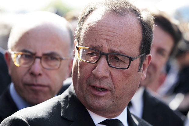 O presidente francês François Hollande visita regiões afetadas pela chuva
