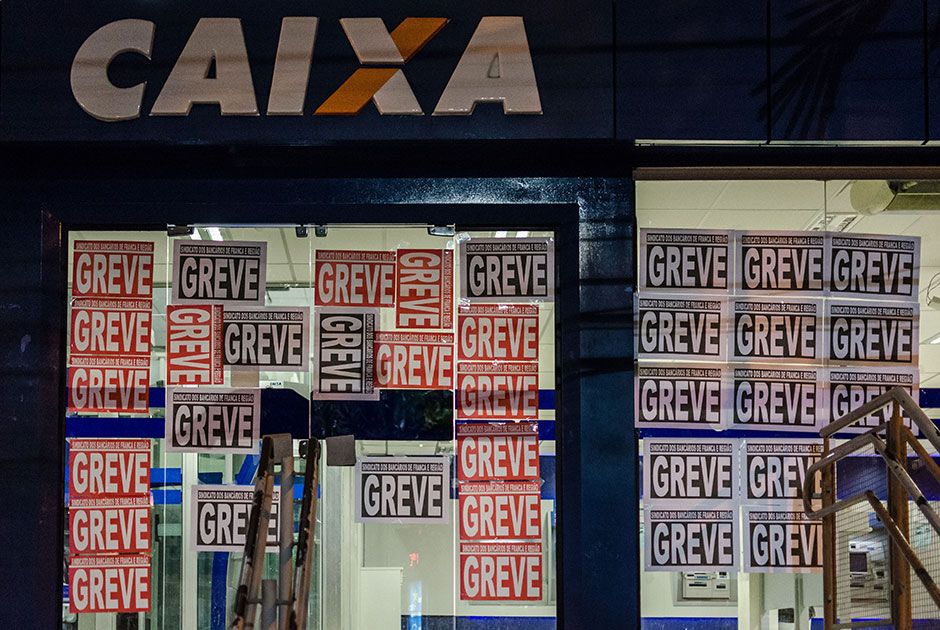 Cartazes sinalizam a greve dos bancários nas agências /  Igor do Vale/Folhapress