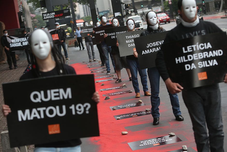 Manifestantes seguram placas com nome das vítimas de chacinas em Barueri e Osasco / Leonardo Benassatto/Futura Press/Folhapress