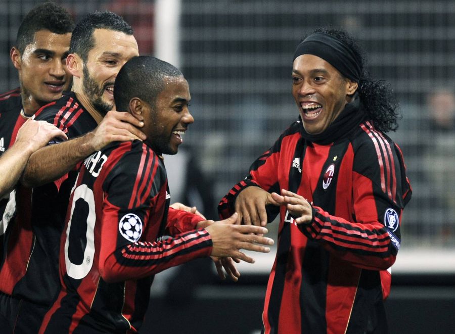 Ronaldinho comemora gol com Robinho, Zambrotta e Boateng