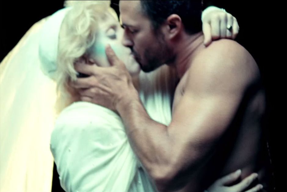 Lady Gaga e Taylor Kinney se beijaram em clipe / Reprodução/YouTube