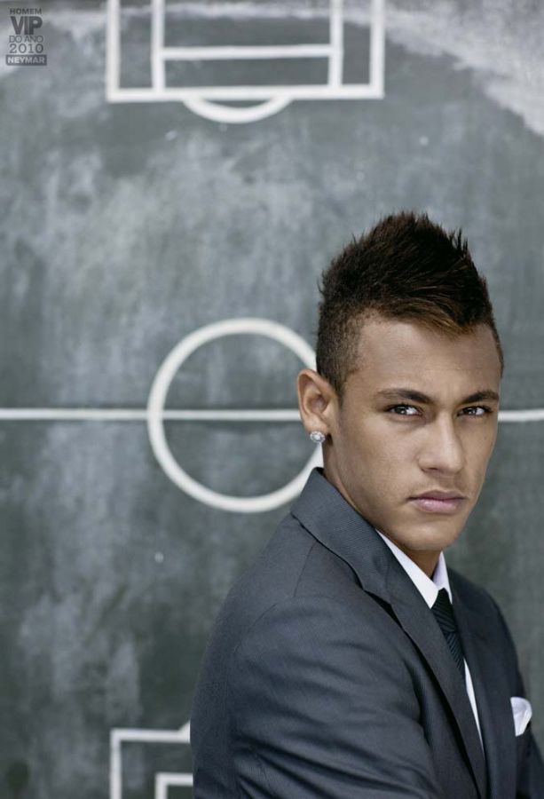 Neymar disse que vestiu terno e gravata pela primeira vez para fazer ensaio fotográfico para revista