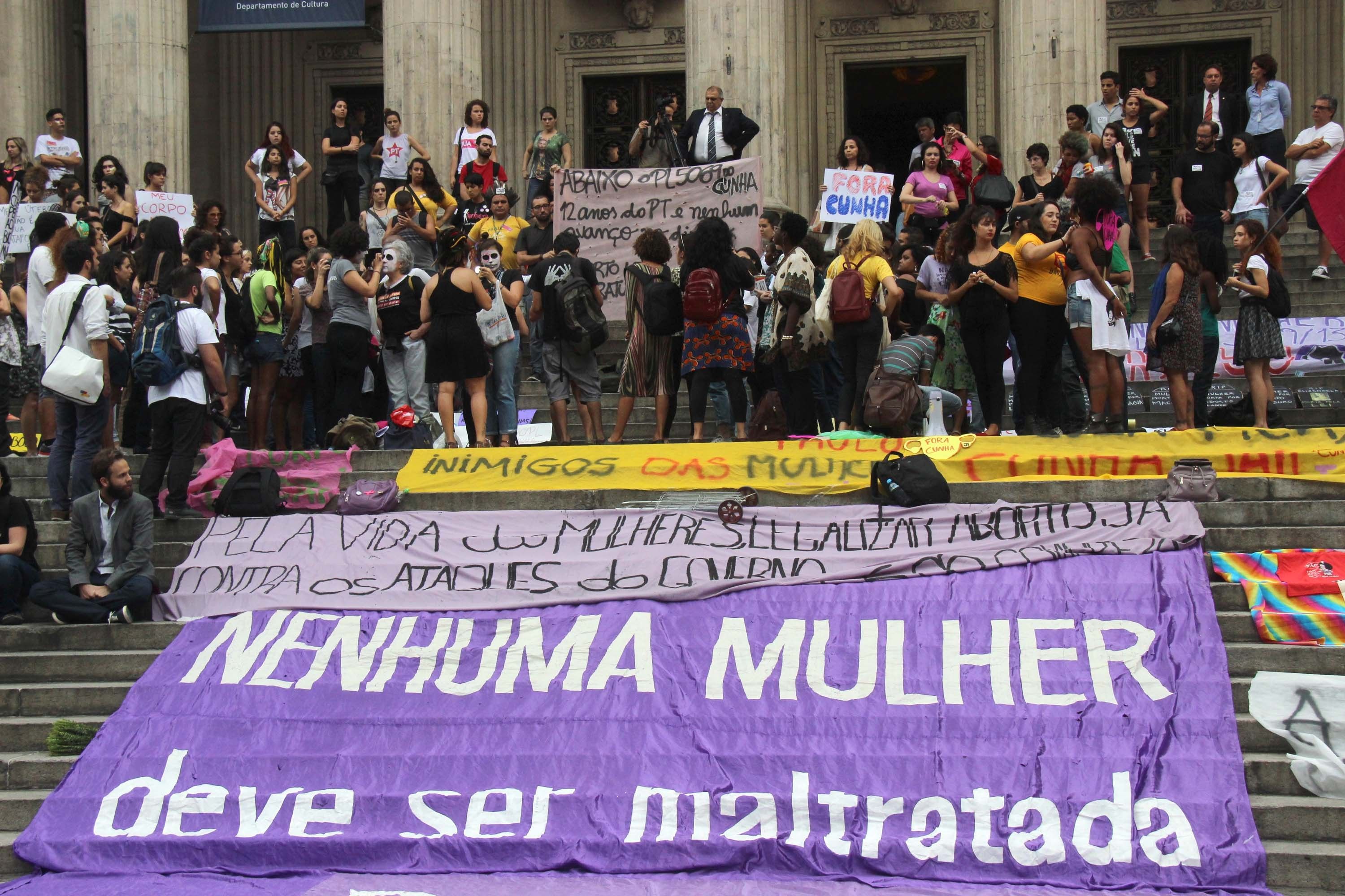Protesto contra o projeto de lei 5069, de autoria do deputado Eduardo Cunha, no centro do Rio de Janeiro / Jose Lucena/Futura Press/Folhapress