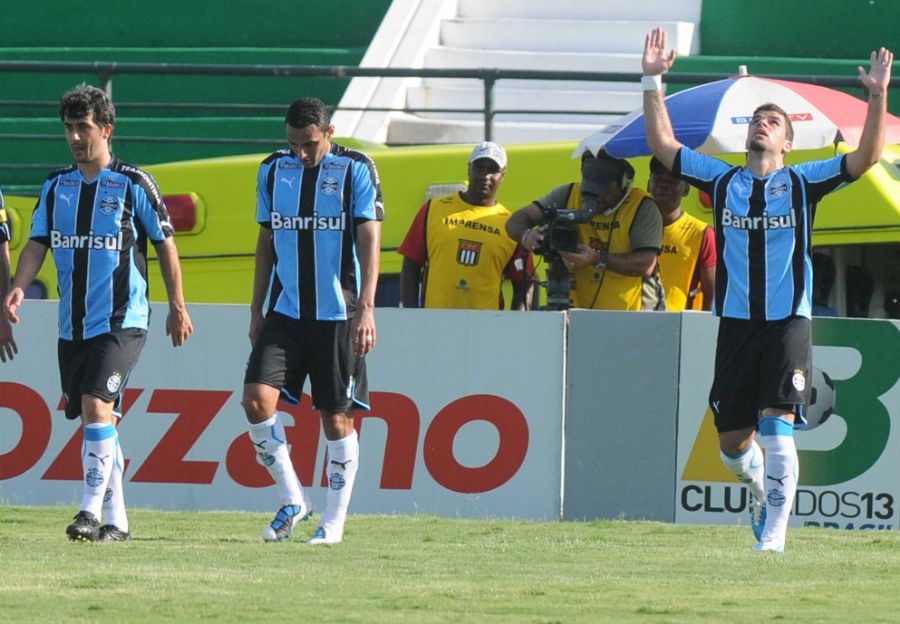 André Lima (D) comemora gol que marcou contra o Guarani em Campinas
