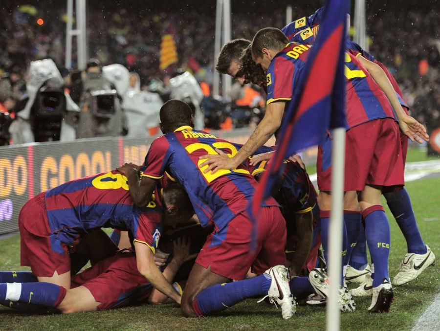 Jogadores do Barcelona comemoram um dos cinco gols da equipe sobre o Real Madrid