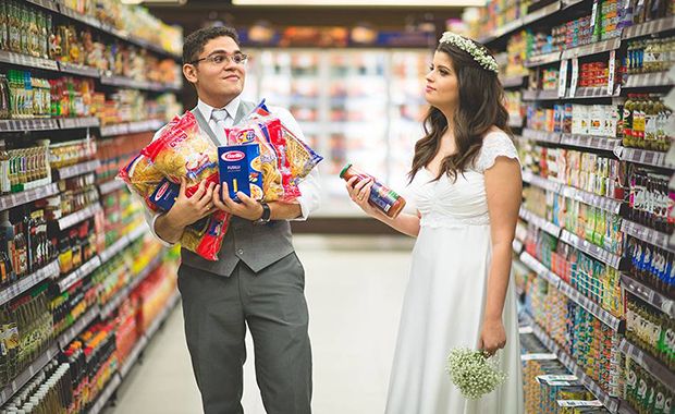 Casal faz ensaio de casamento em locais do dia a dia