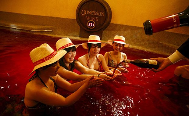 Hotel japonês proporciona aos turistas piscina de vinho tinto