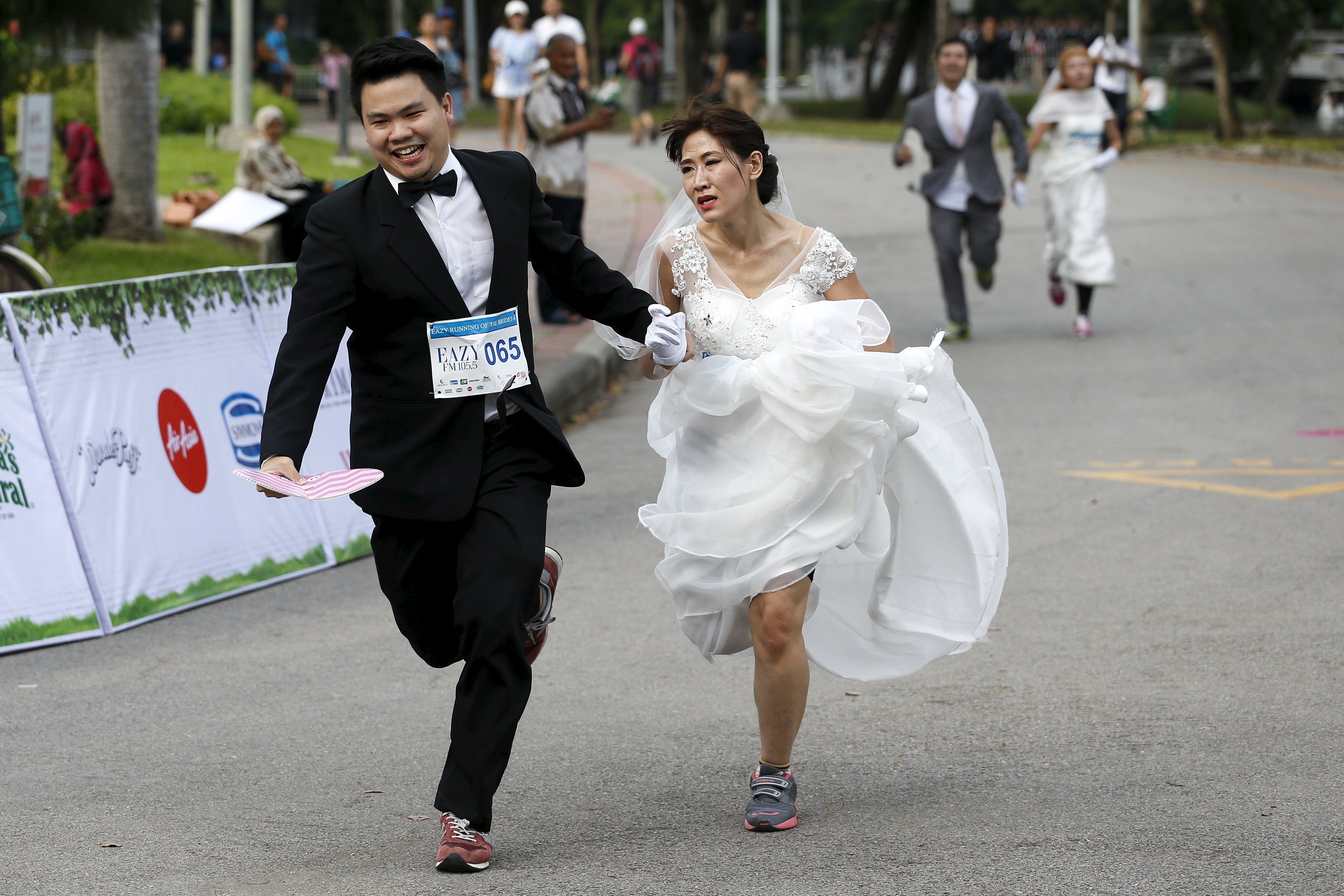 Noivos e noivas correm por prêmio em dinheiro / Athit Perawongmetha/Reuters