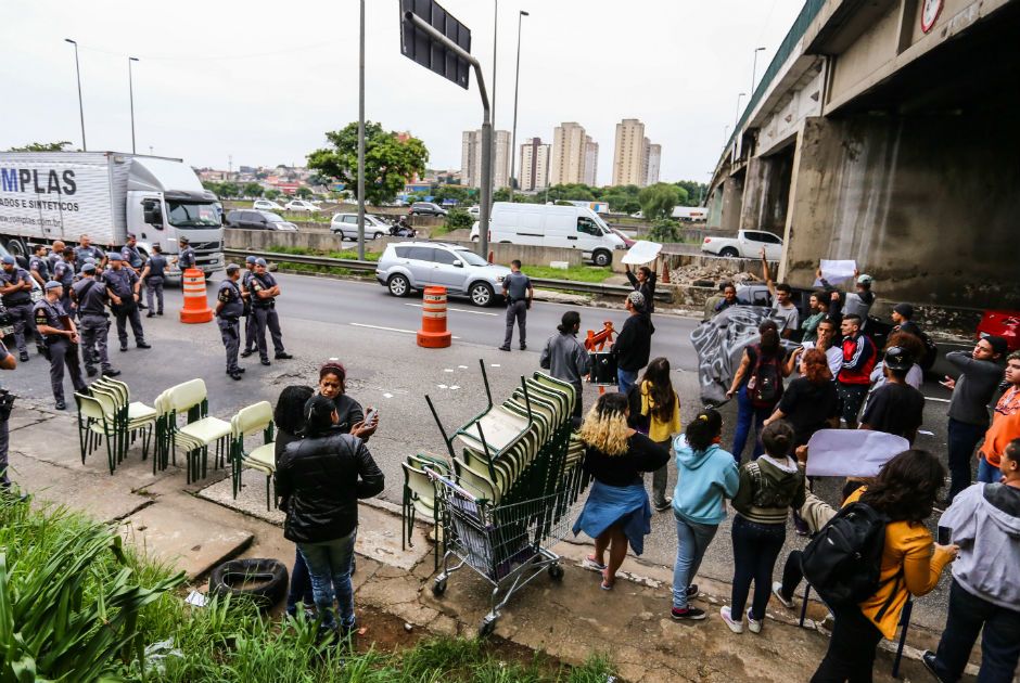 Estudantes da Escola Estadual Professor Silvio Xavier Antunes, ocupada contra a reorganização educacional do Governo, fecham a Marginal Tiet¿¿