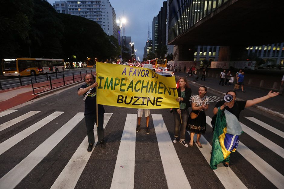Manifestantes pró-impeachment na Avenida Paulista, em SP, na noite desta quarta-feira (2) / Joel Silva/Folhapress