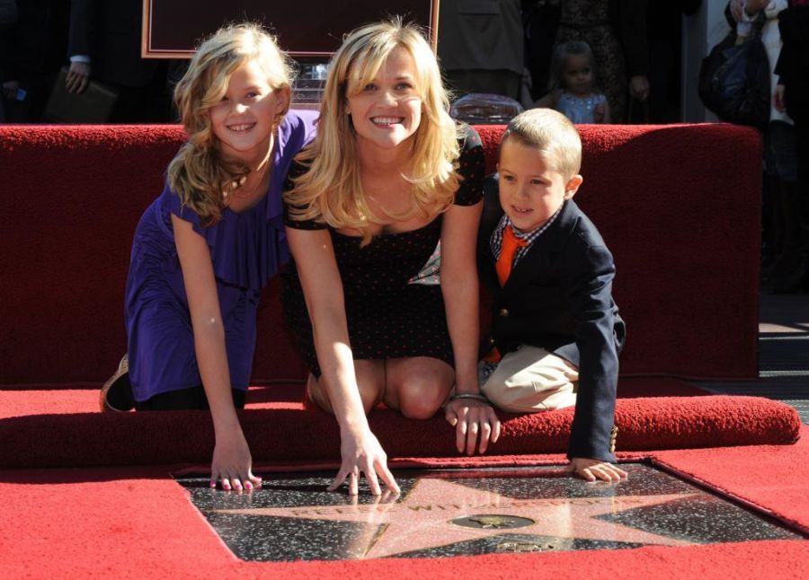 Reese Whiterspoon ao lado dos filhos Ava e Deacon