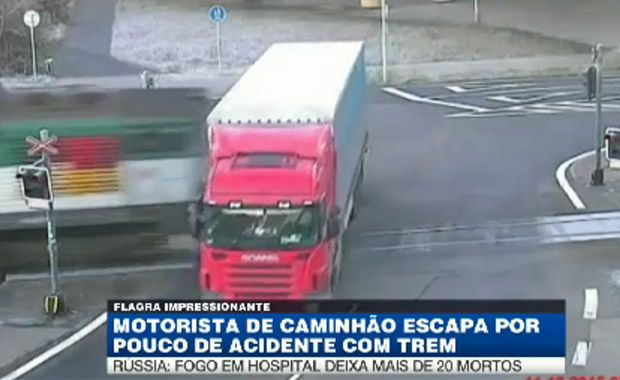 Motorista escapa por pouco de acidente com trem na República Tcheca