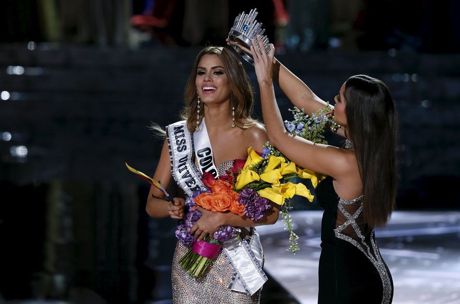 Miss Colômbia recebe coroa