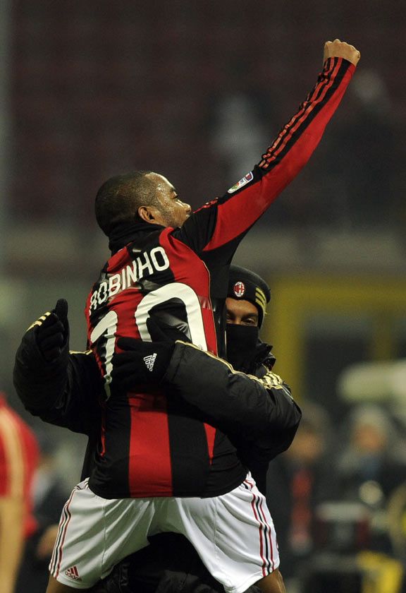 Robinho comemora gol com abraço em Ronaldinho