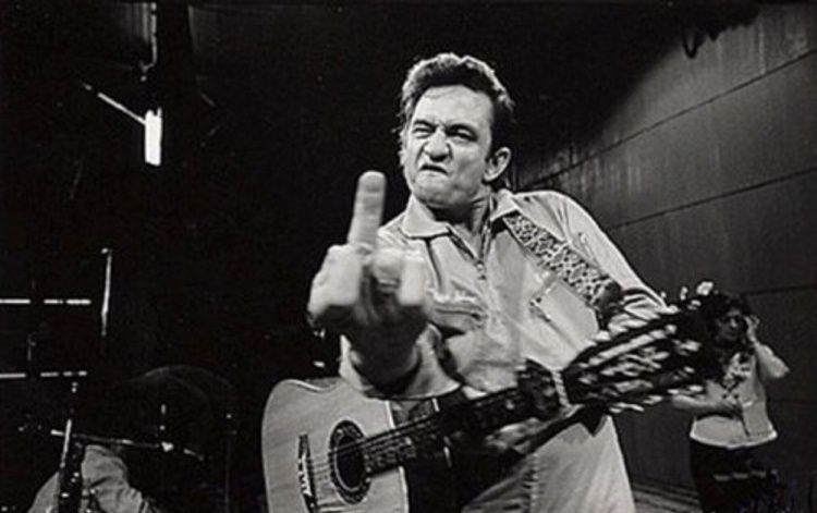 Clássica foto na qual Johnny Cash está vestindo o macacão que fez sucesso no leilão