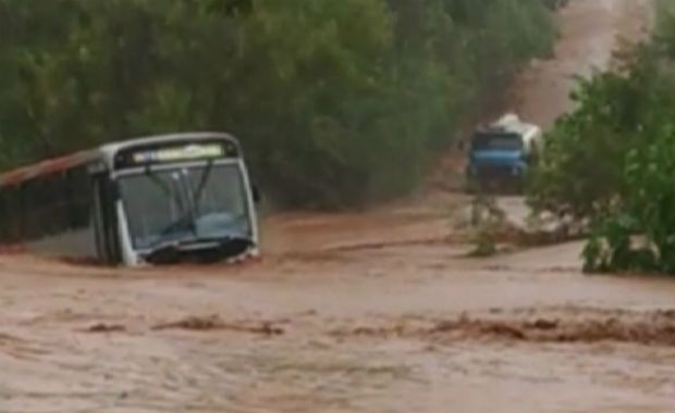 Enxurrada leva ônibus no Paran¿¿