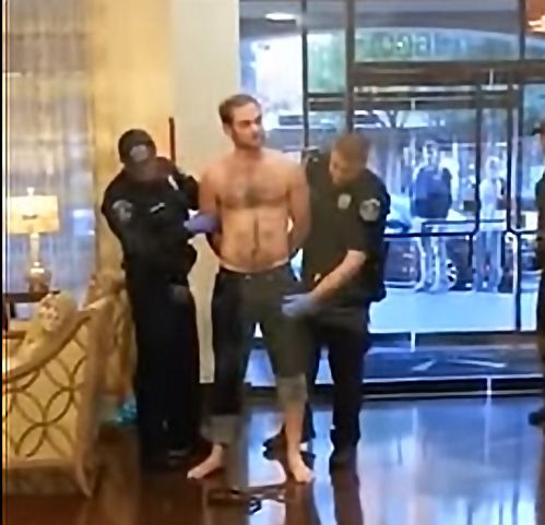 Policial apalpa pênis de suspeito durante revista / Reprodução/Youtube