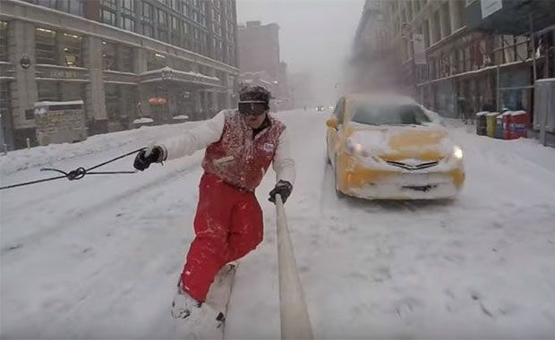 Homem surfa na 2ª maior tempestade de neve da história de NY