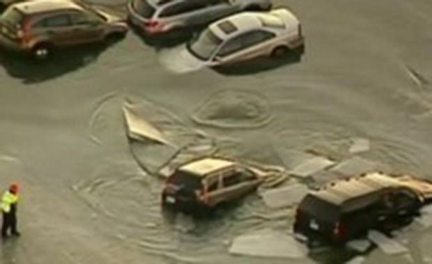 Lago descongela e mais de dez carros estacionados afundam