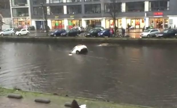 Mãe e seu bebê são salvos após carro cair em canal na Holanda