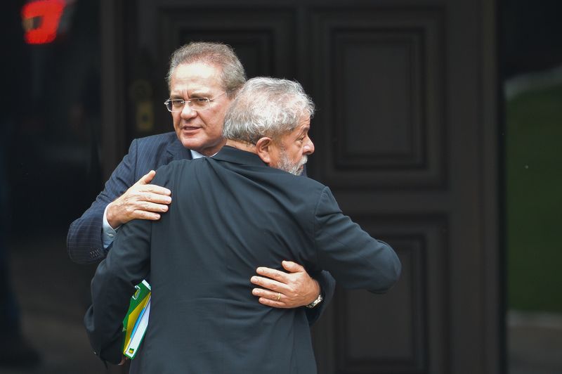Renan Calheiros abraça Lula durante encontro oficial nesta quarta-feira (9) / José Cruz/ABr