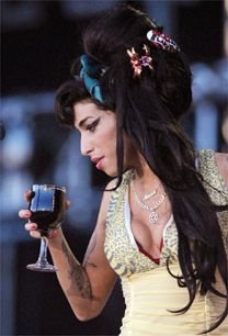 Amy Winehouse chega ao Brasil em janeiro
