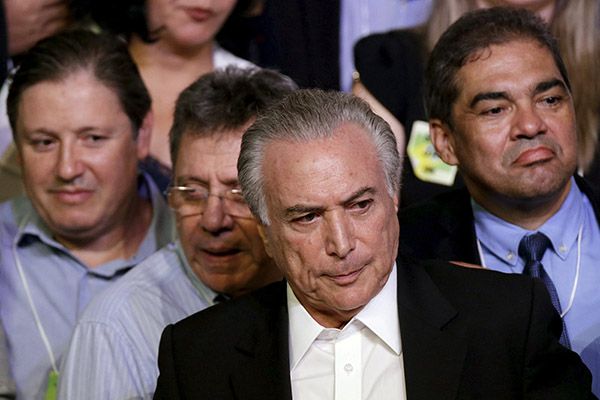 Aliança do PMDB com o PT vem desde o primeiro mandato de Dilma, quando Temer (centro) foi eleito vice-presidente / REUTERS/Ueslei Marcelino