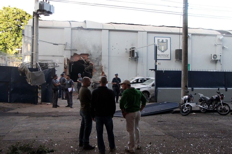 Bandidos abriram um buraco na sede da empresa, além de disparar inúmeras vezes / Wagner Souza/Futura Press/Folhapress