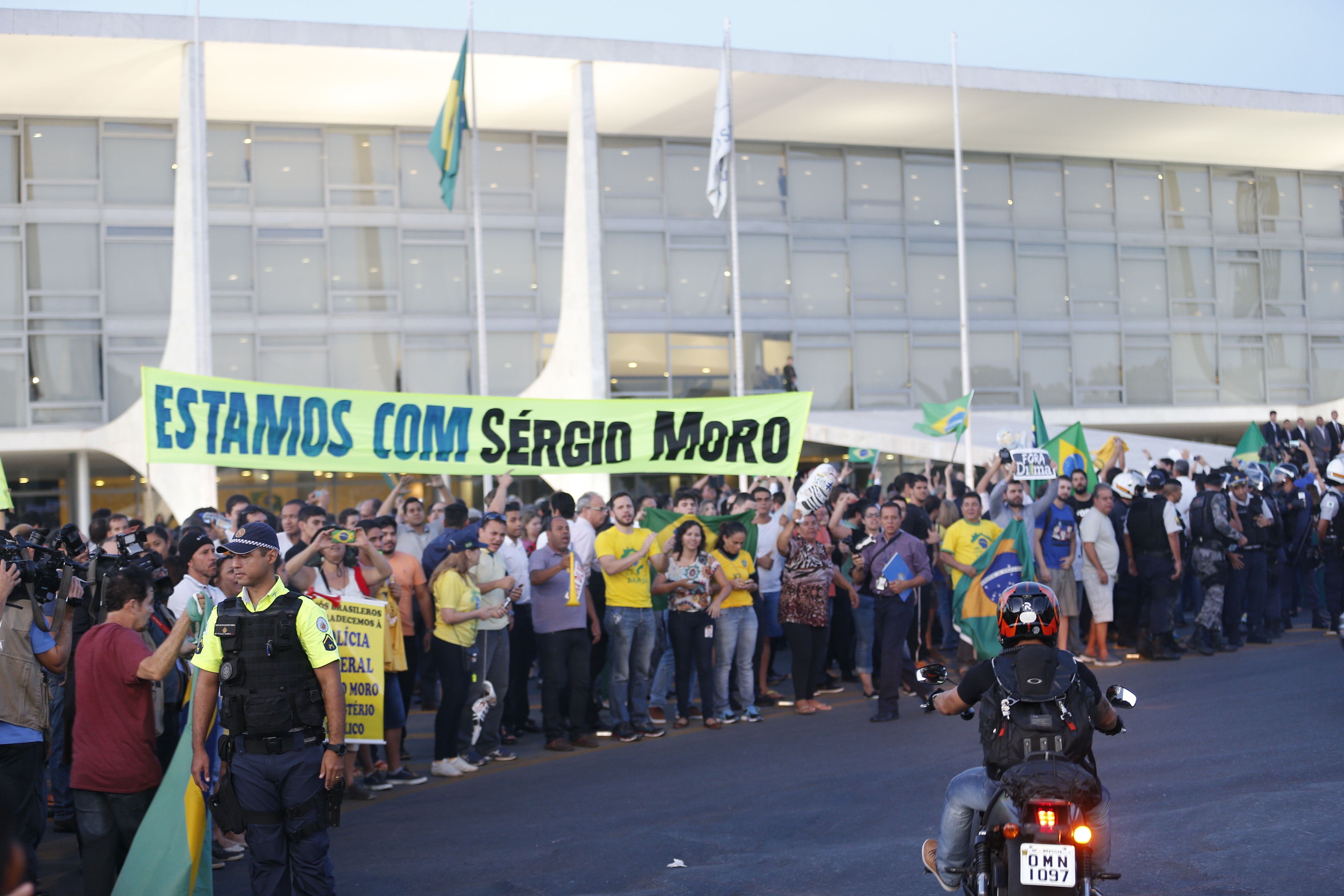 Manifestantes realizam protesto contra a nomeação do ex-presidente Luiz Inácio Lula da Silva / Pedro Ladeira/Folhapress