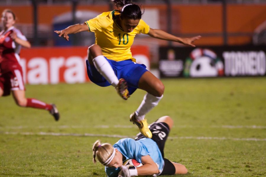 Marta, que atuou lesionada, disputa bola com goleira canadense Marta, que atuou lesionada, disputa bola com goleira canadense