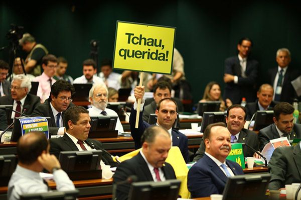 O deputado Eduardo Bolsonaro (PSC-SP) exibe cartaz de protesto durante reunião da Comissão / Dida Sampaio/Estadão Conteúdo