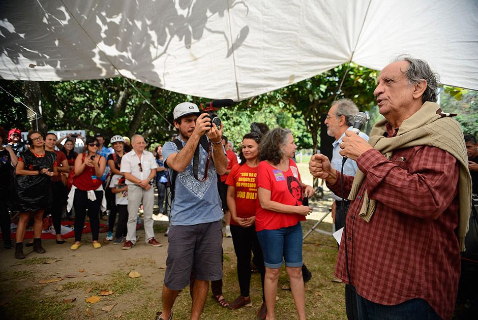 O ator Benvindo Sequeira participa de ato da Frente Brasil Popular, que promove manifestação contra o impeachment da presidente Dilma Rousseff