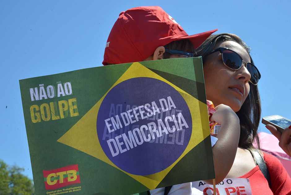 A funcionária pública Simara Pereira, acompanhada de filho, participam de ato político em comemoração ao Dia do Trabalho 