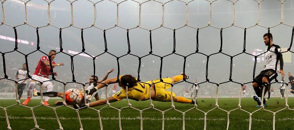 Gol no início do jogo acabou deixando o Corinthians muito nervoso - Paulo Whitaker/Reuters