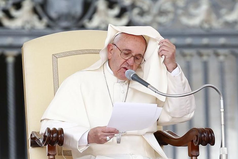O papa durante o discurso que fez hoje, na praça São Pedro, no Vaticano / Tony Gentile/Reuters