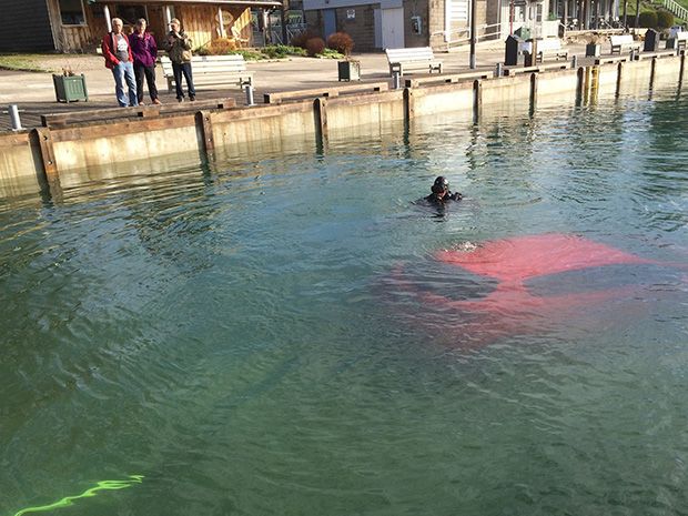 Carro ficou submerso após erro de cálculo