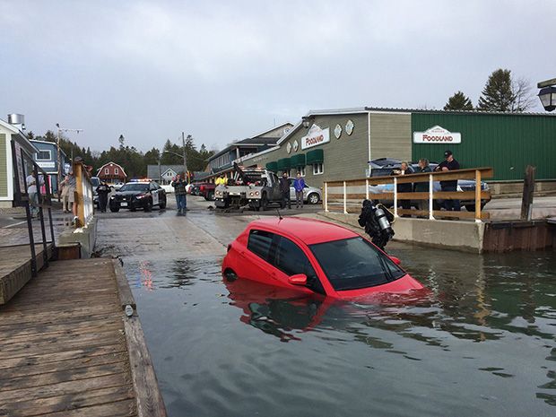 Carro ficou submerso após erro de cálculo