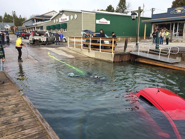 Carro ficou submerso após erro de cálculo